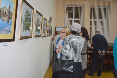 В центральной городской библиотеке открылись две выставки