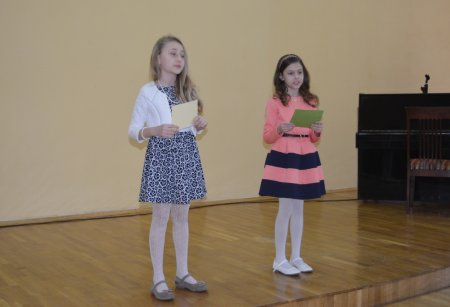 Поэтесса Вера Кветковская подарила ученикам средней школы №24 «Праздник мыльных пузырей»