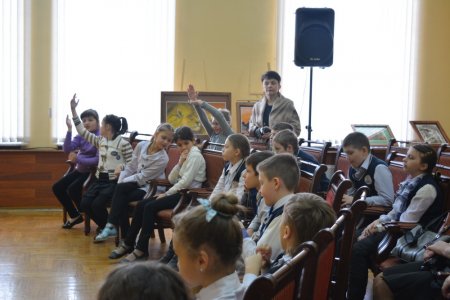 Поэтесса Вера Кветковская подарила ученикам средней школы №24 «Праздник мыльных пузырей»