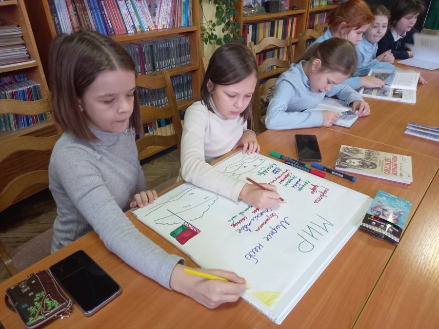 Вставали в строй девчонки и мальчишки