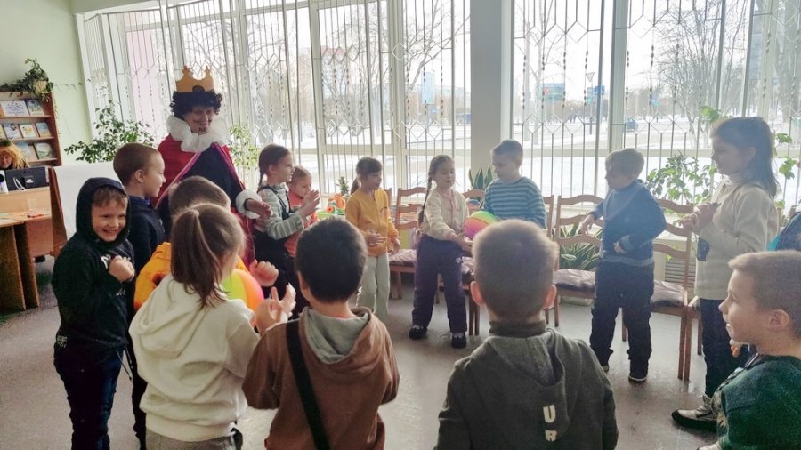 Кузька сундучок открыл – новой сказкой удивил