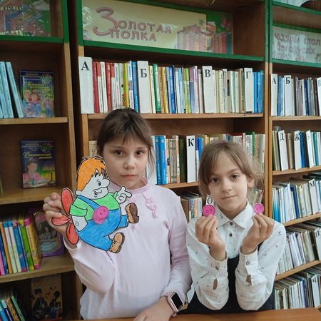 Смешной человечек на крыше живет