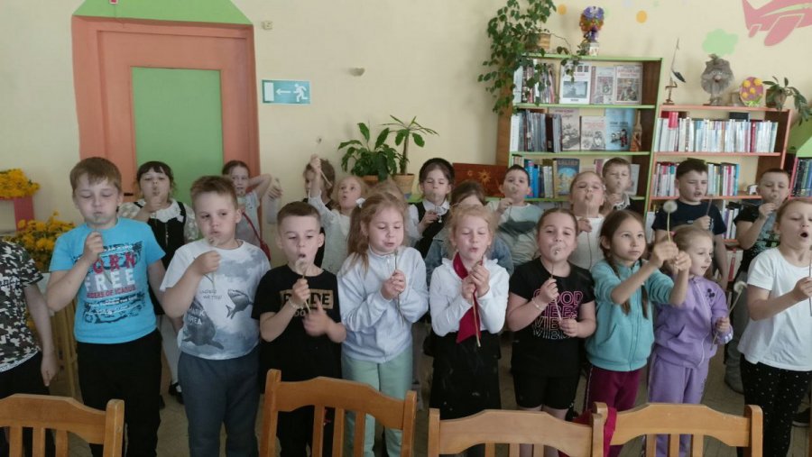 Горит в траве росистой фонарик золотистый