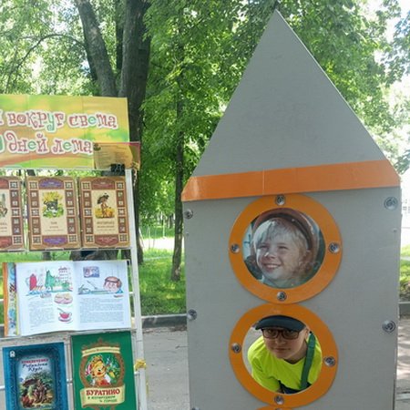 Литературный дворик: в летний день читать не лень!