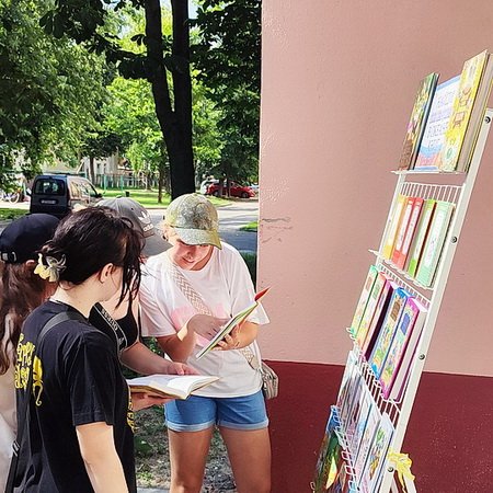 Литературный дворик: в летний день читать не лень!