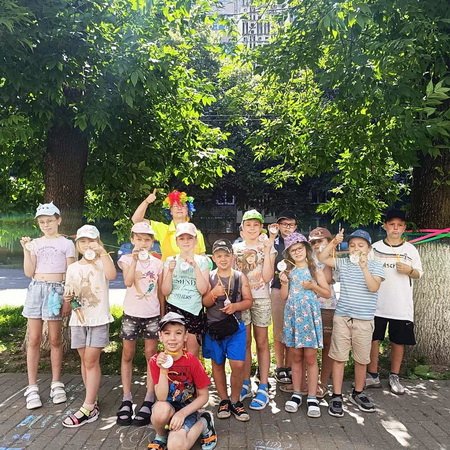 Мы играем и поём, летом весело живём!