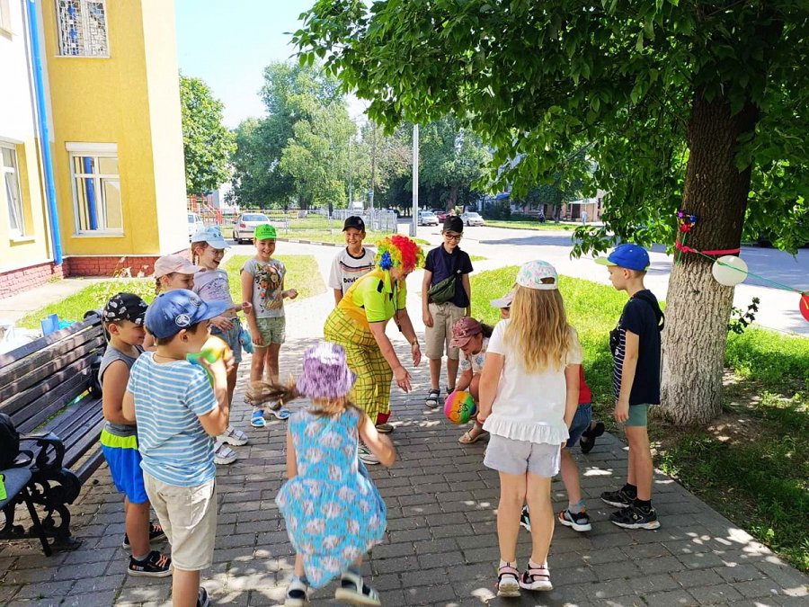 Мы играем и поём, летом весело живём!