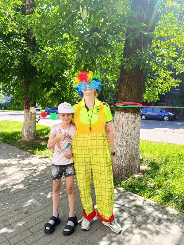 Мы играем и поём, летом весело живём!