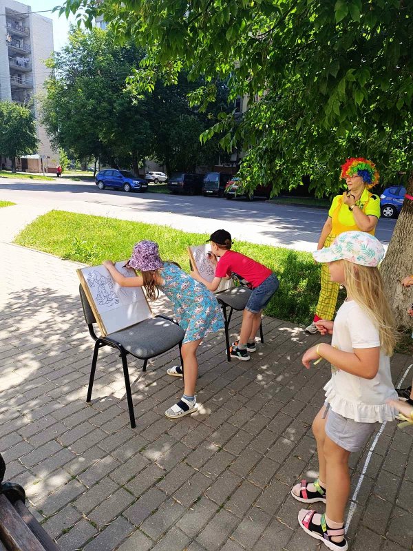 Мы играем и поём, летом весело живём!