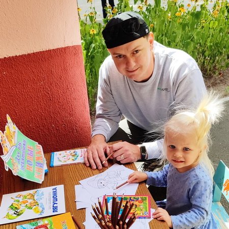 Литературный дворик: в летний день читать не лень!