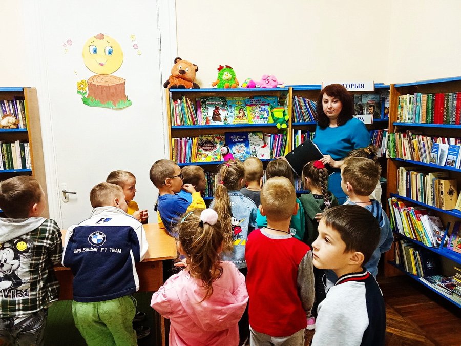 Библиотека. Библиотекарь. Книга.