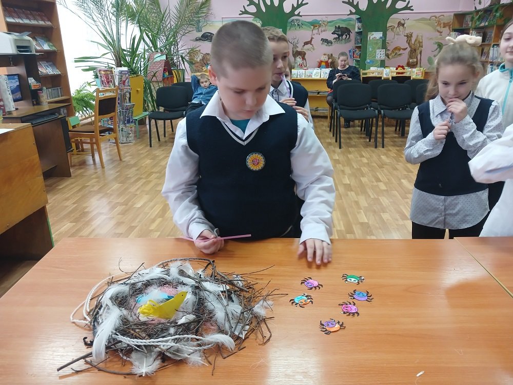 Непоседа, невеличка – желторотая синичка