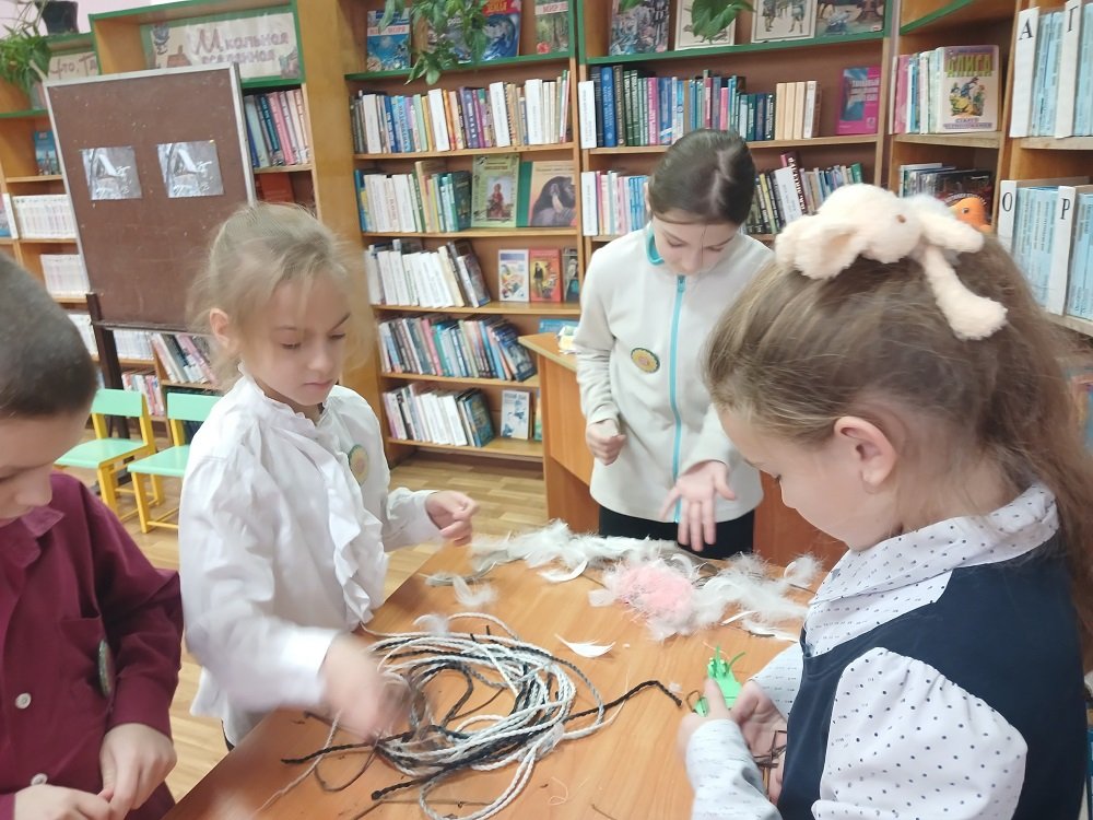 Непоседа, невеличка – желторотая синичка