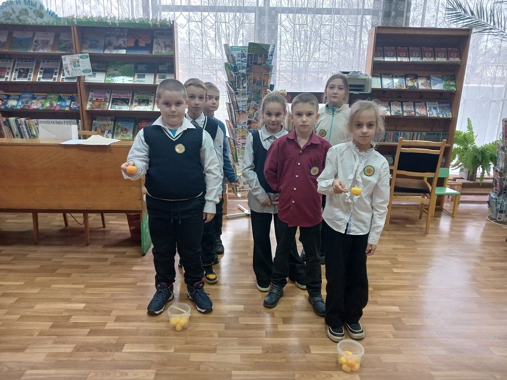 Непоседа, невеличка – желторотая синичка