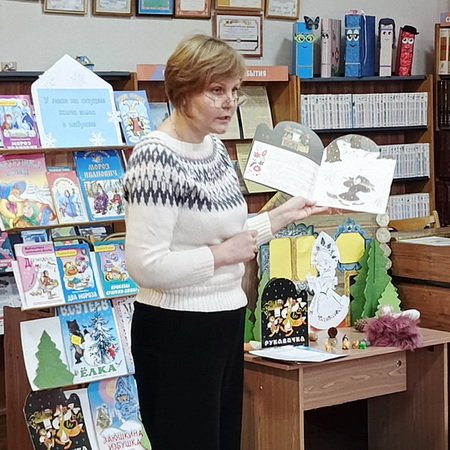 У леса на опушке жила зима в избушке…