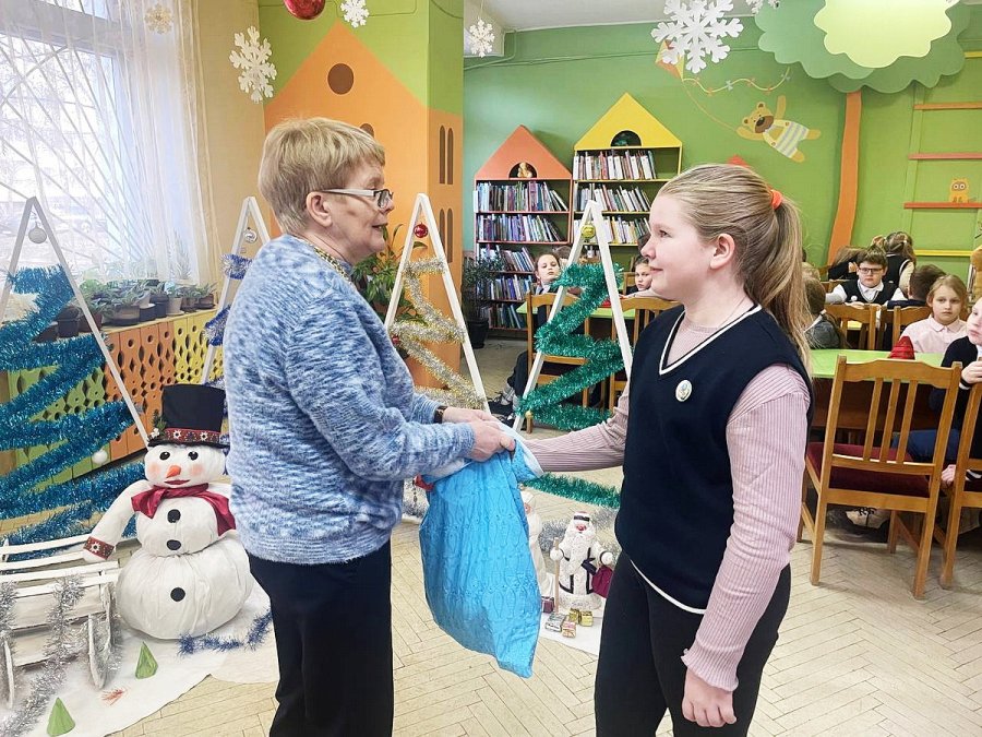 Игрушки, снежинки, хлопушки