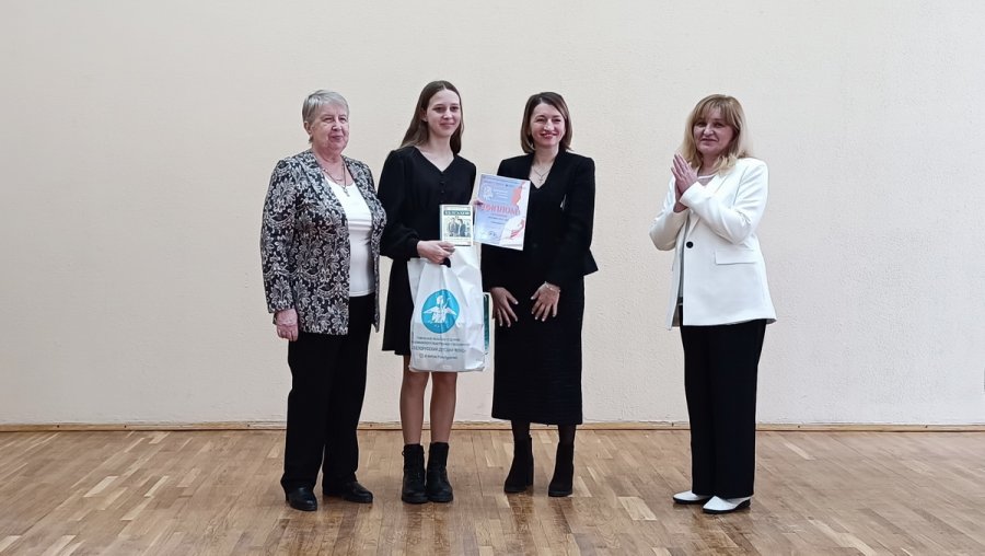 Городской конкурс чтецов «Послушайте!» «Я знаю, что все женщины прекрасны»