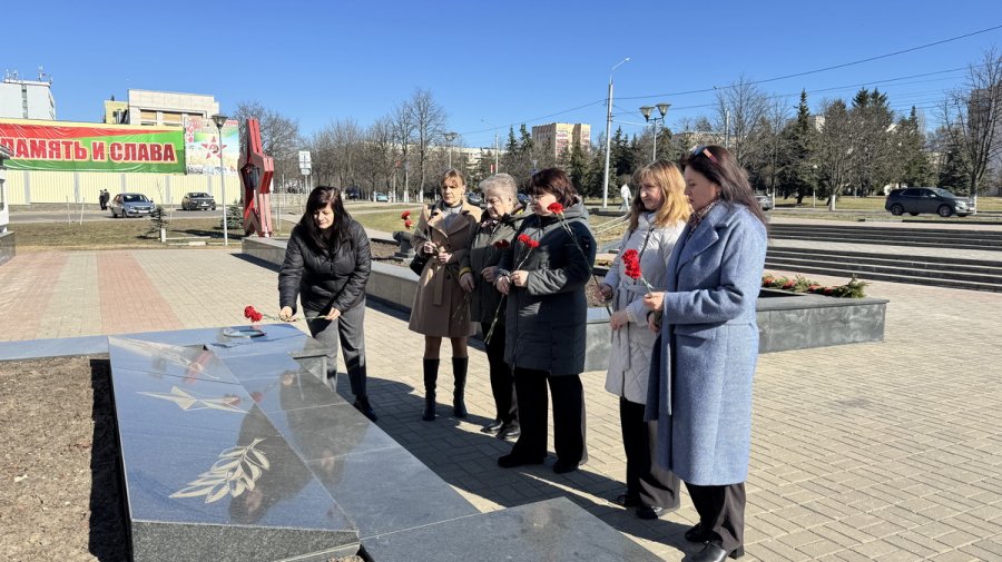 Народное возложение цветов в День памяти жертв Хатынской трагедии