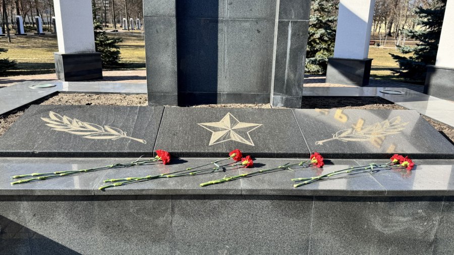 Народное возложение цветов в День памяти жертв Хатынской трагедии