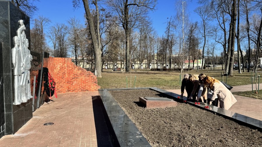 Народное возложение цветов в День памяти жертв Хатынской трагедии