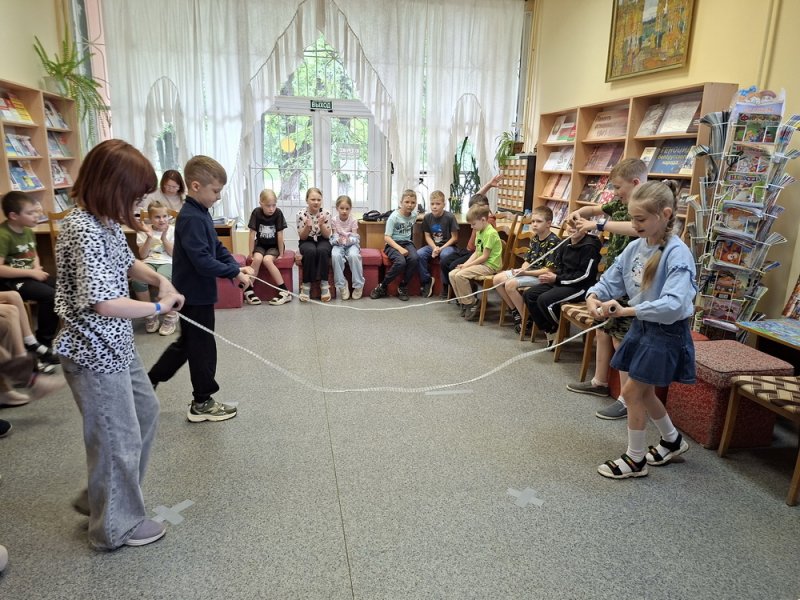Под парусом мечты летит планета детства