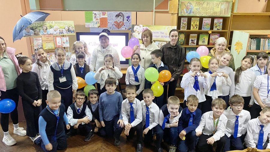 Нет на свете праздника важней, чем прекрасный праздник матерей!